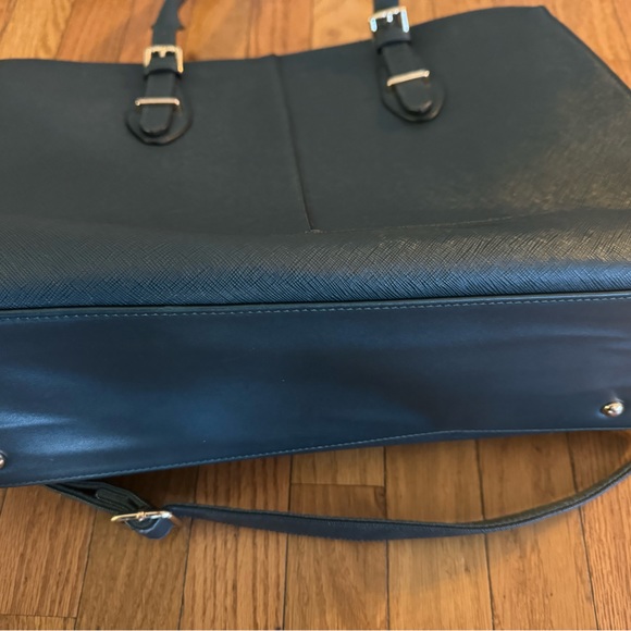 Work shoulder bag. Fits MacBook. - Picture 5 of 12